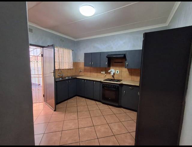 2 BEDROOM TOWNHOUSE FOR SALE IN VANDERBIJLPARK CW 3